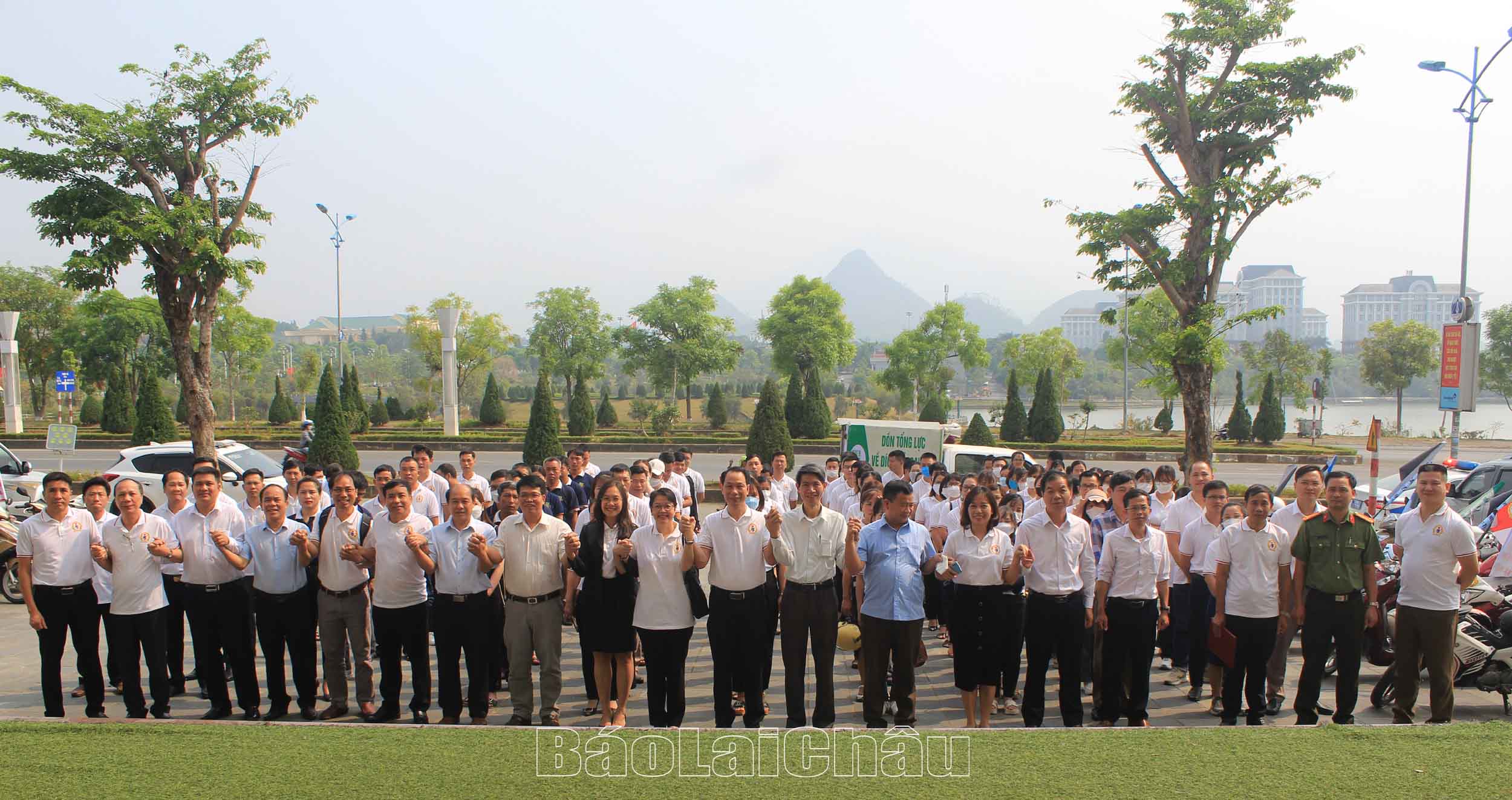 Các đại biểu, tình nguyện viên hưởng ứng lễ mít tinh Ngày thế giới phòng chống sốt rét.